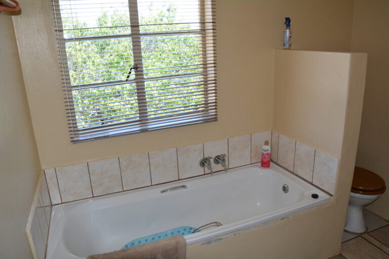 Sunflower Bathroom A 2000x1333